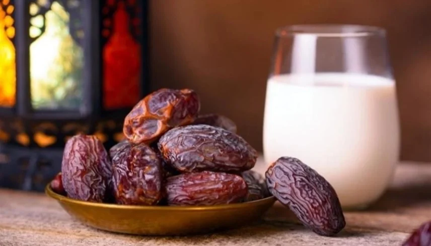 خبيرة تغذية تفجر مفاجأة عن عادة التمر والحليب عند الإفطار