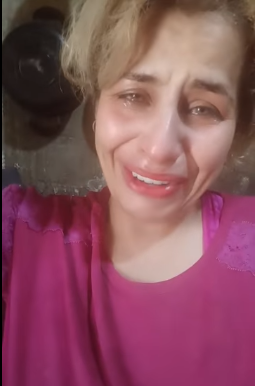 بالفيديو  ..  أردنية تبكي بحرقة بعد تحريك شكوى ضدها لعنايتها بالقطط العمياء 