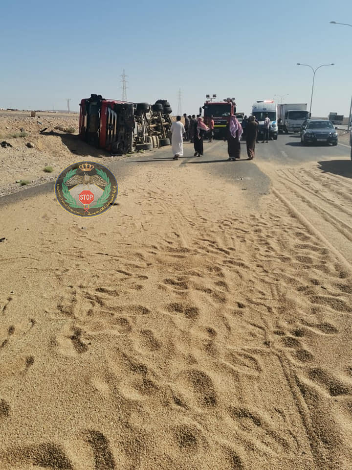  تدهور مركبة شحن محملة بالقمح على الصحراوي - صور