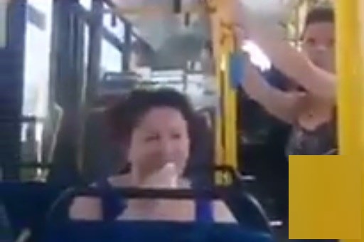 بالفيديو : إسرائيلة تهاجم اخرى اثيوبية في مشهد عنصري داخل الحافلة 