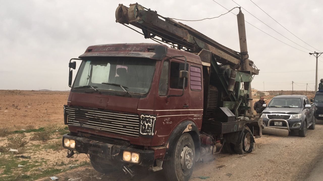 المياه : ضبط حفارة مرخصة اثناء حفر بئر مخالف في المفرق