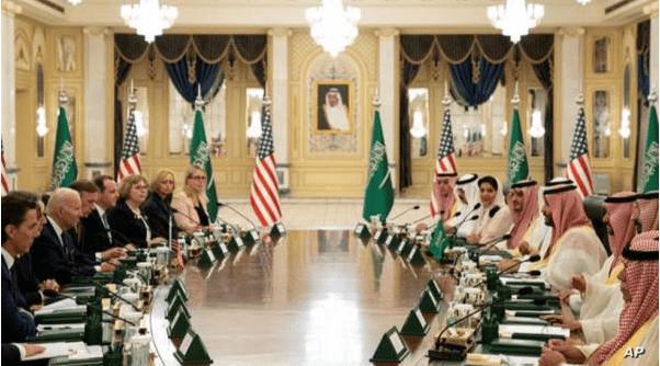 بالفيديو  .. بايدن يتعرض لموقف محرج بالسعودية 