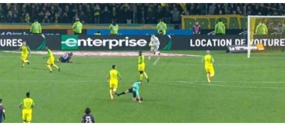 بالفيديو :حاول عرقلته فلم ينجح فأعطاه الكارت الأحمر ..  موقف طريف لحكم ينتقم من أحد اللاعبين في مباراةٍ لباريس سان جيرمان
