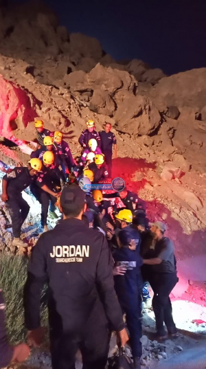 بالصور ..  إنقاذ فتاة عشرينية تعرضت للسقوط عن مقطع صخري بمنطقة البحر الميت