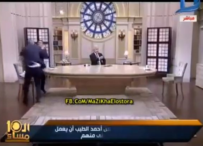 بالفيديو  ..  ضرب  مبرح على الهواء بين مذيع مصري ومعلق رياضي