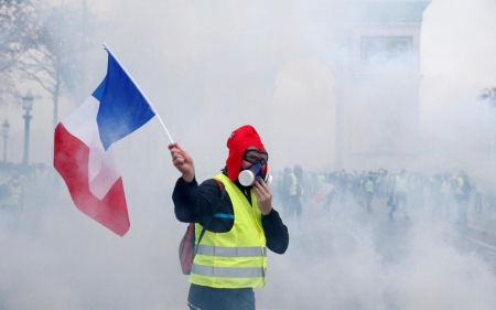 فرنسا تنشر عشرات الآلاف من الشرطة لمواجهة الاحتجاجات