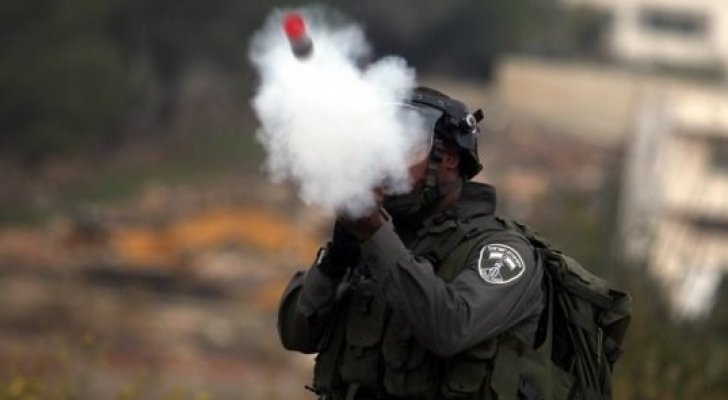 الاحتلال يحرم أما فلسطينية من جنينها إثر مضاعفات "قنابل الغاز"