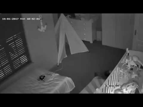 بالفيديو ..  امرأة تزحف على ظهرها للخروج من غرفة طفلها بعد نومه