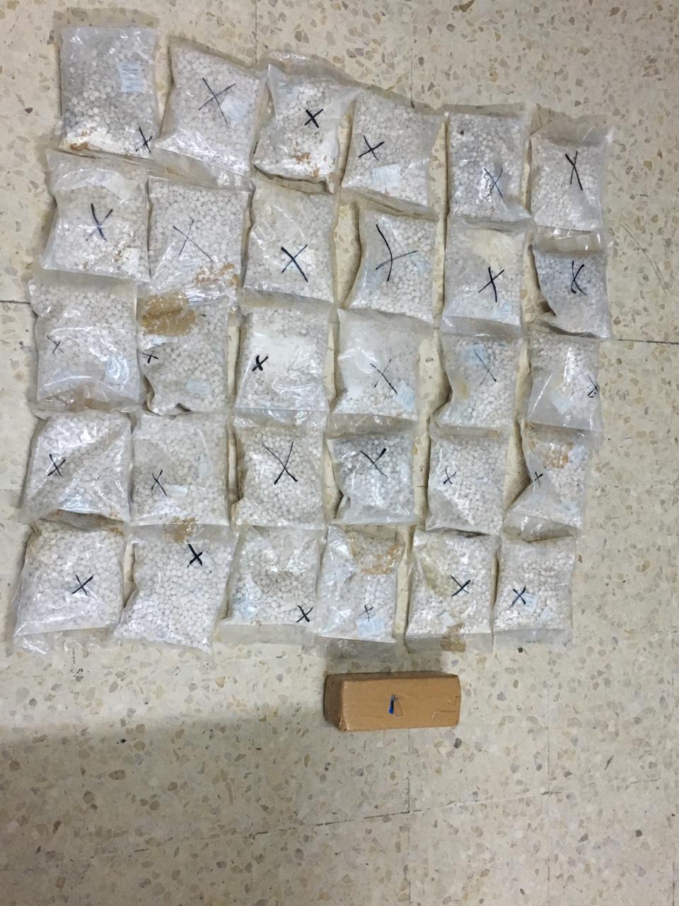 بالصور  .. ضبط ٦٠ الف حبة مخدرة وكيلو غرام من مادة الهيروين مخبأة بين الصخور بمنطقة ام الجمال في المفرق 