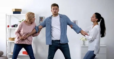 أم زوجي أحسن إليها وتسيء إليّ ..  فما توجيهكم؟
