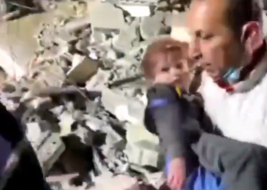 بالفيديو "حبيبي يا بابا" ثم خرّ ساجداً  ..  لقطات مؤثرة لوالد طفلة بعد إنقاذها من قصف "صHيوني"