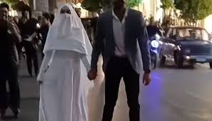 زفة على الزلاجات ..  عروسان مصريان يشعلان مواقع التواصل - فيديو