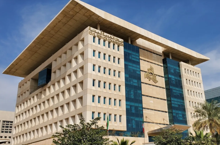 الكويت تعيد الدوام الحكومي الكامل بنسبة 100%