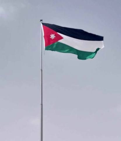 بعد الحكم عليه بالحبس والغرامة ..  محكمة تلغي إدانة متهم بتمزيق وتحقير العلم الأردني