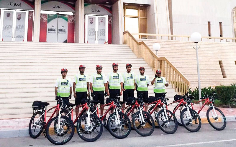 شرطة على دراجات هوائية في أبوظبي