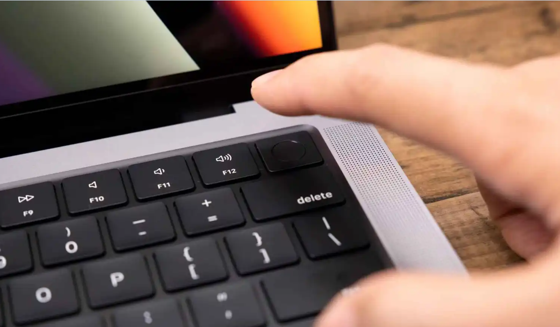 تقنية متقدمة أم خطر محتمل؟ حقيقة أمان زر Touch ID في أجهزة ماك بوك  