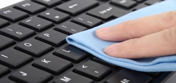 طريقة مثالية لتنظيف لوحة مفاتيح حاسوبك الخاص