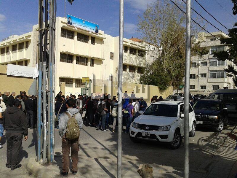 بالصور .. احتجاجاً على نقل مدير " ابن العميد الثانوية "  ..  اعتصام لطلاب المدرسة وأهاليهم ومعلموها