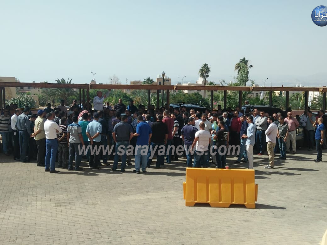 بالصور  ..  تجدد الوقفة الاحتجاجية لموظفي منطقة العقبة الاقتصادية للمطالبة بحقوقهم 