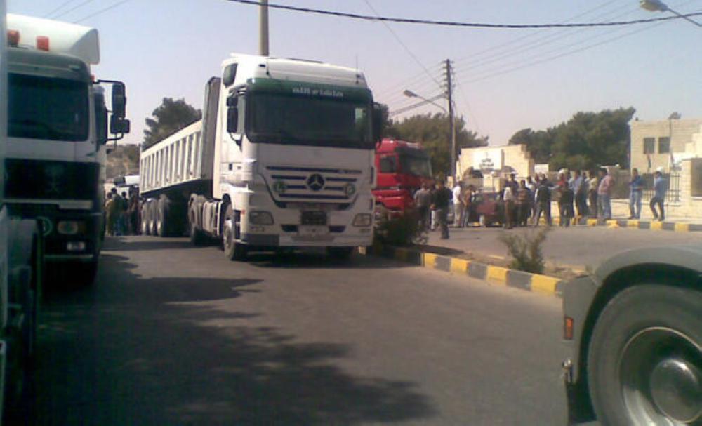 شركات نقل وأصحاب شاحنات ينفذون "إضرابا عن العمل"