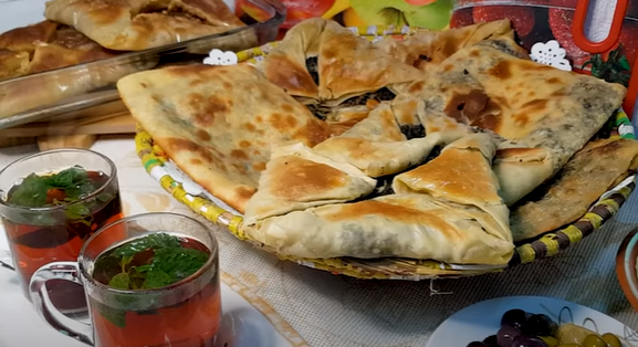 بالفيديو ..  المطبق الفلسطيني حلو و مالح ( مطبق بالزعتر و مطبق بالجوز و القرفة )