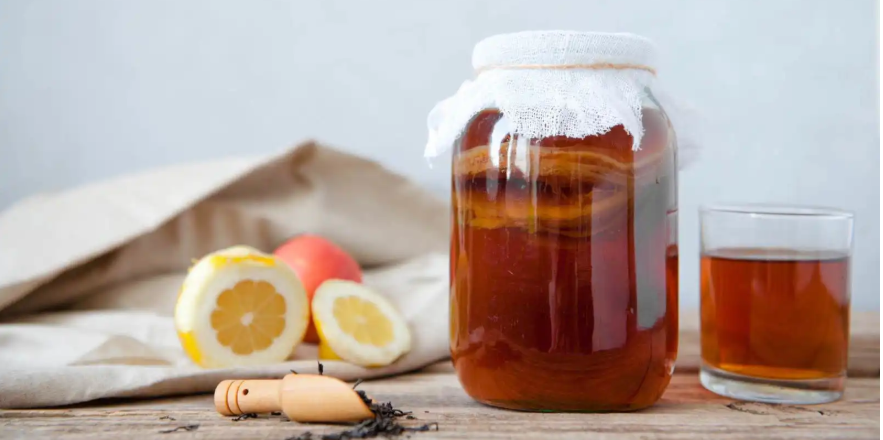 منها "الكومبوتشا" ..  7 مشروبات تخفف انتفاخ المعدة