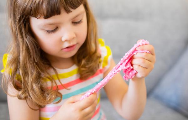 طرق سهلة لإزالة الصلصال من الشعر والملابس