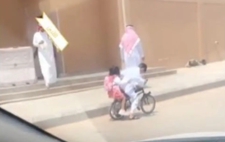 فيديو لطفل يوصل أخته للمدرسة بدراجة ..  يشعل قلوب السعوديين