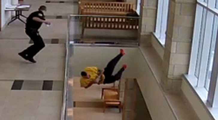 بالفيديو: سجين يهرب من المحاكمة بطريقة سينمائية 