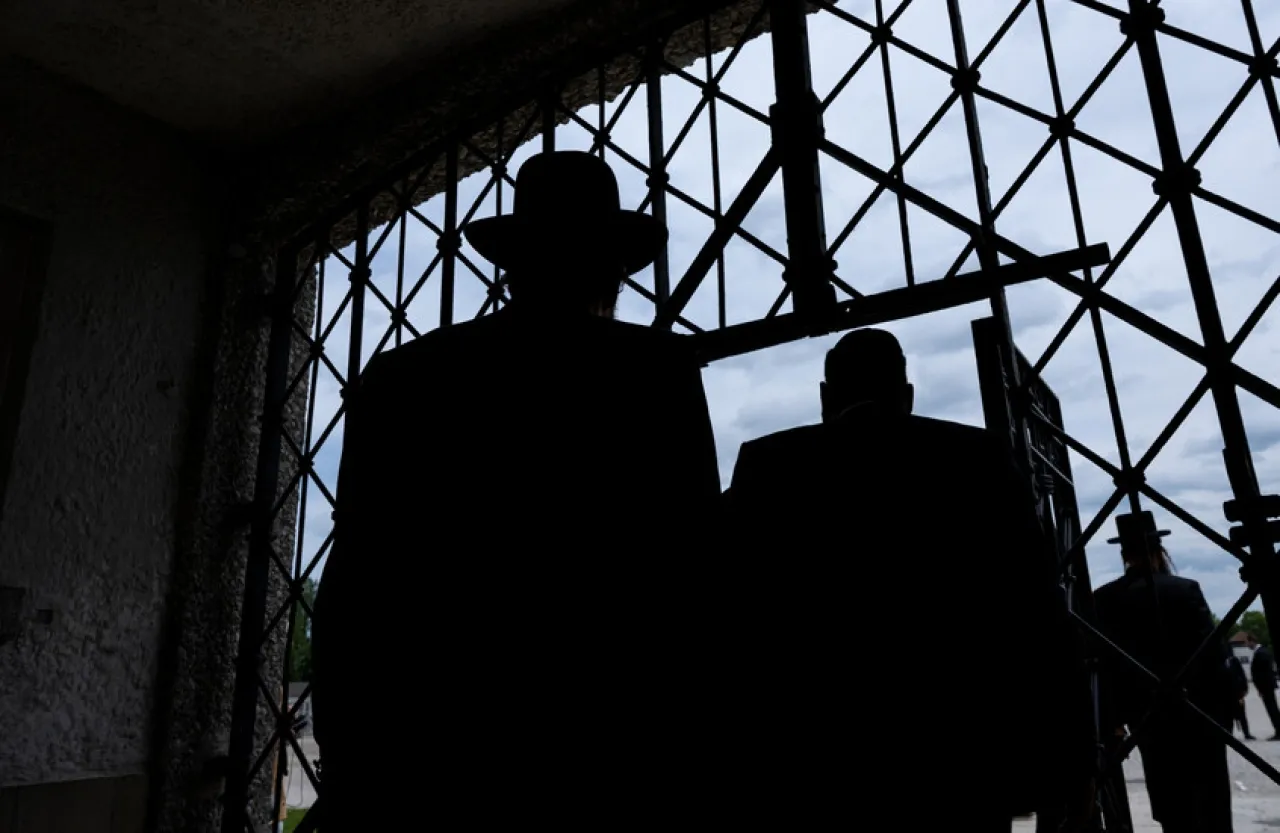 إسرائيليون متطرفون يقومون بطقوس دينية بشوارع دولة عربية