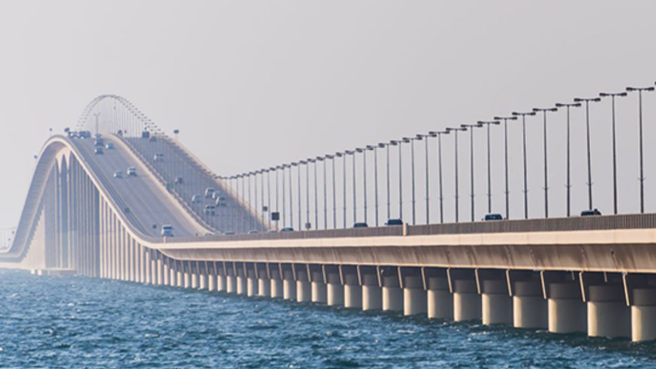 تعرف على شروط عبور جسر الملك فهد إلى البحرين