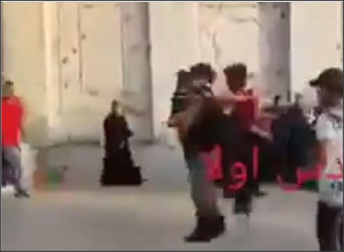 بالفيديو ..  طفل فلسطيني يُهين جندي صهيوني في باحات المسجد الاقصى