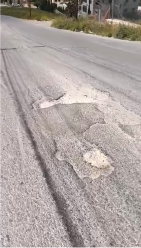 مواطنون يشتكون من حفريات عميقة ومطبات خطرة في منطقة عين الباشا قرب مستشفى الرشيد