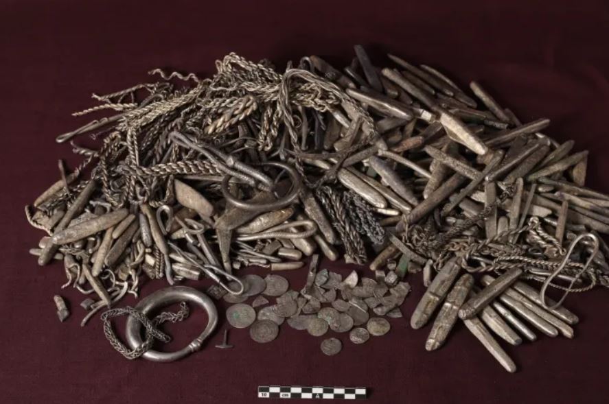 كان يبني شرفة فعثر على أكبر كنز فضة عمره 1100 عام في الدنمارك