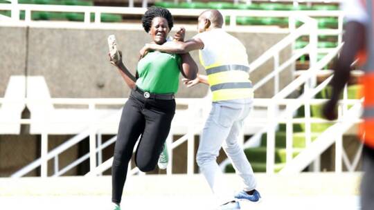 "ومن الحب ما قتل" ..  أصيب زوجها فاقتحمت الملعب بحجر