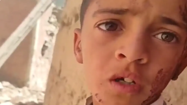 أمي ماتت وإخوتي وجدتي ..  فيديو لطفل مغربي يبكي الحجر