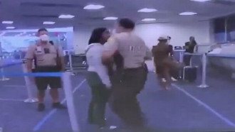 شرطي أمريكي يصفع امرأة من ذوي البشرة السوداء في مشادة (فيديو)