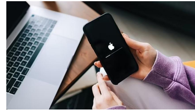 آبل تصدر تحديثاً أمنياً عاجلاً لآيفون