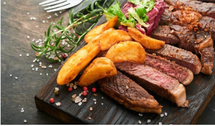 ستيك اللحم مع البطاطس المسلوقة