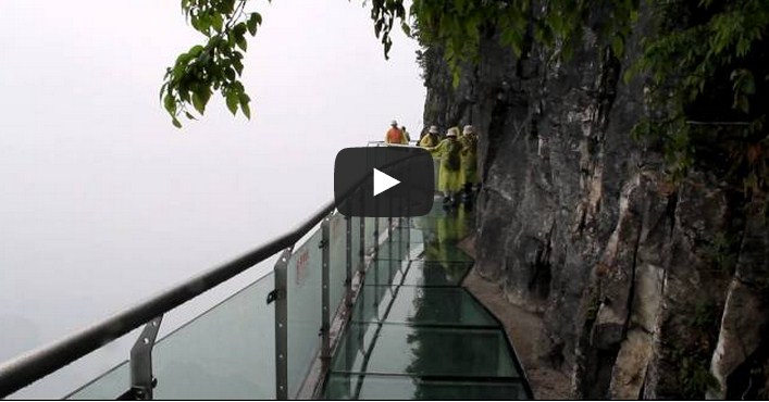 بالفيديو ..  الصين .. افتتاح جسر زجاجي يربط قمة جبلين 