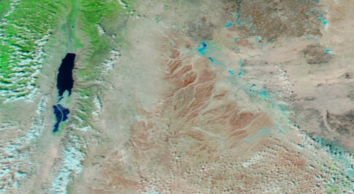 صورة من الفضاء ..  برك مائية وبحيرات وسيول في الصحراء الأردنية بعد الحالة الجوية الماضية