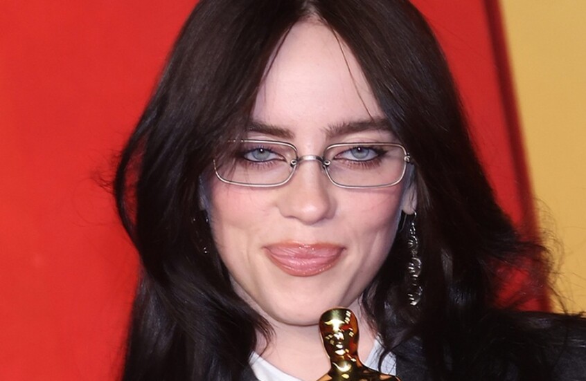 "جبان وحقير مثير للشفقة" ..  المغنية الأمريكية بيلي إيليش تشن هجوما شرسا على أول "تريليونير" في العالم