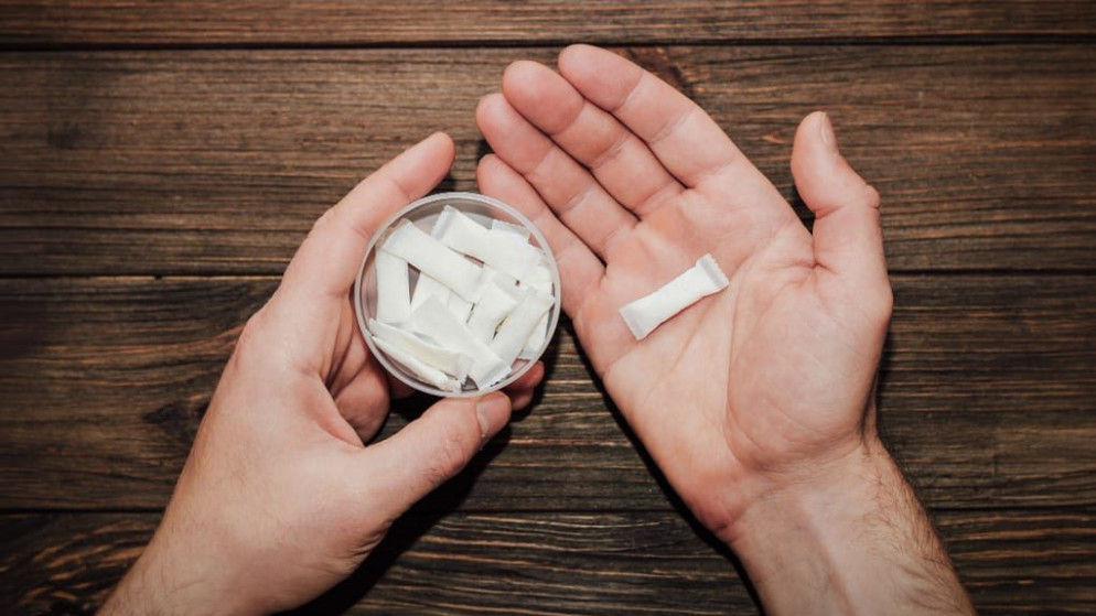 الصحة العالمية تحذر من تسويق خادع لمنتجات "أكياس النيكوتين" يستهدف الشباب
