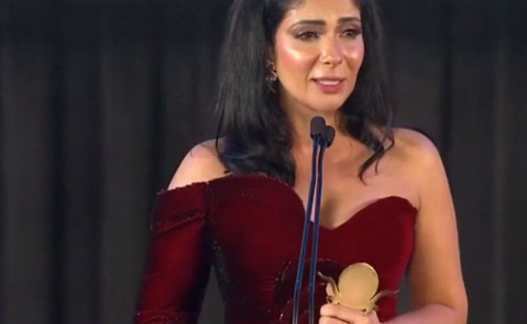 بالفيديو  ..  رقصة و كلمة مؤثرة  ..  منة شلبي تقدم جائزة التميز لـ "منى زكي"  ..  تفاصيل