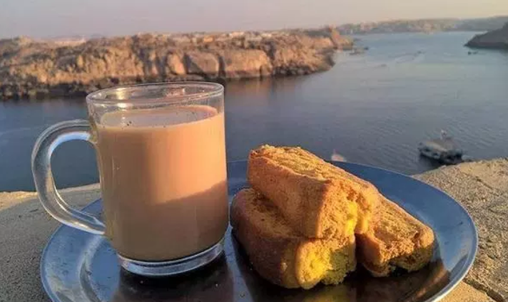 يعد المشروب الأكثر شعبية  ..  احذر من تناول الشاي بالحليب !