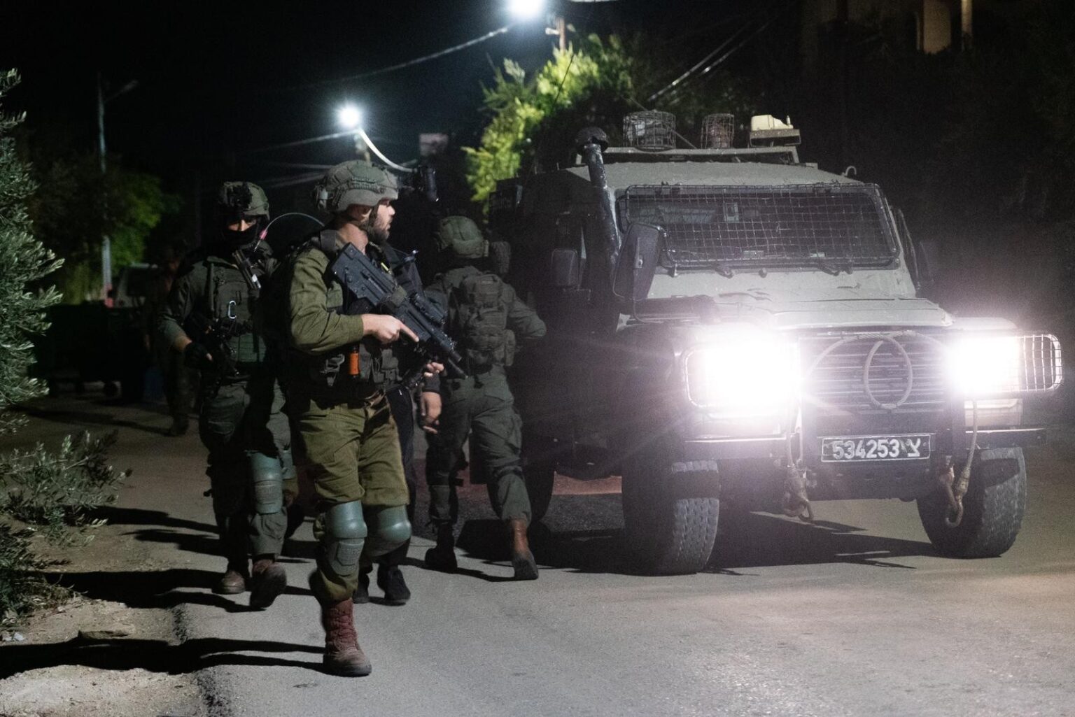 إصابة فلسطيني بسلواد ..  وقوات الاحتلال تعتقل شبان بالضفة