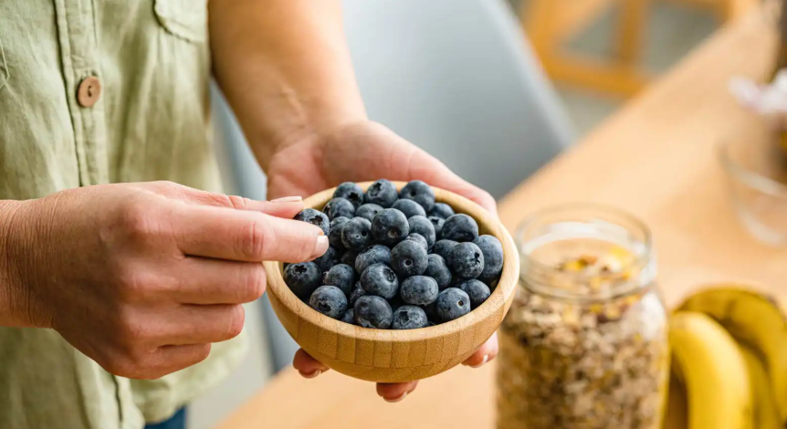 تناول التوت الأزرق يومياً يعزز صحة القلب والدماغ