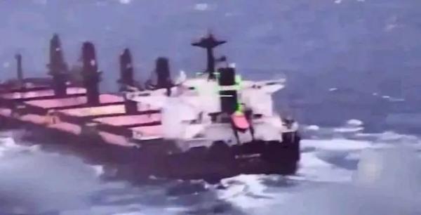 إصابة سفينة بمقذوف مجهول المصدر في البحر الأحمر