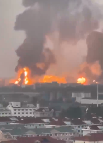 فيديو صادم لاندلاع حريق في مصنع للبتروكيماويات بالصين