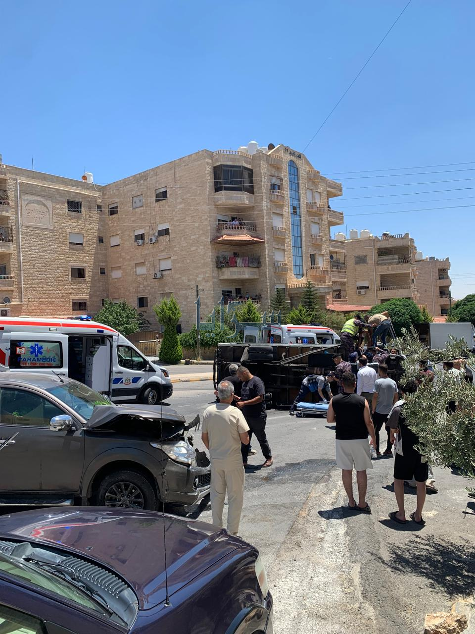 بالفيديو والصور ..  حادث سير في منطقة طبربور يتسبب بعدد من الإصابات